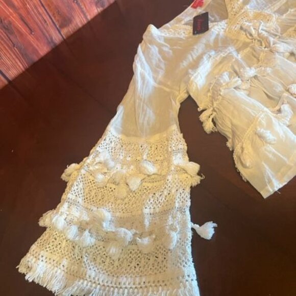 Womens White Lace Bell Sleeve Boho Top By Ranee sz medium Small hole see pic - Picture 2 of 10